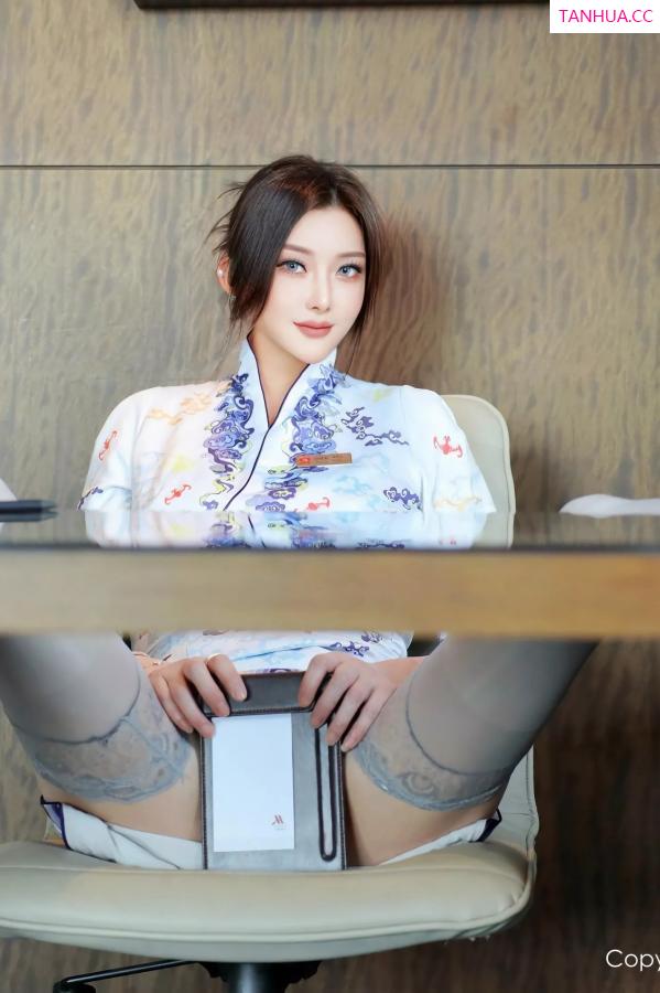   [XiuRen]高清写真图 2025.05.14 No.10273 苏一诺 青色旗袍第24张图片